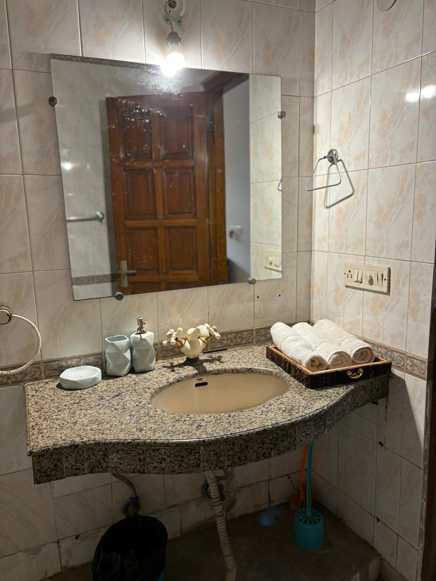 Atharva'S Homestay By Goaround Homes - Nehru Enclave Metro, South Delhi Nuova Delhi Esterno foto