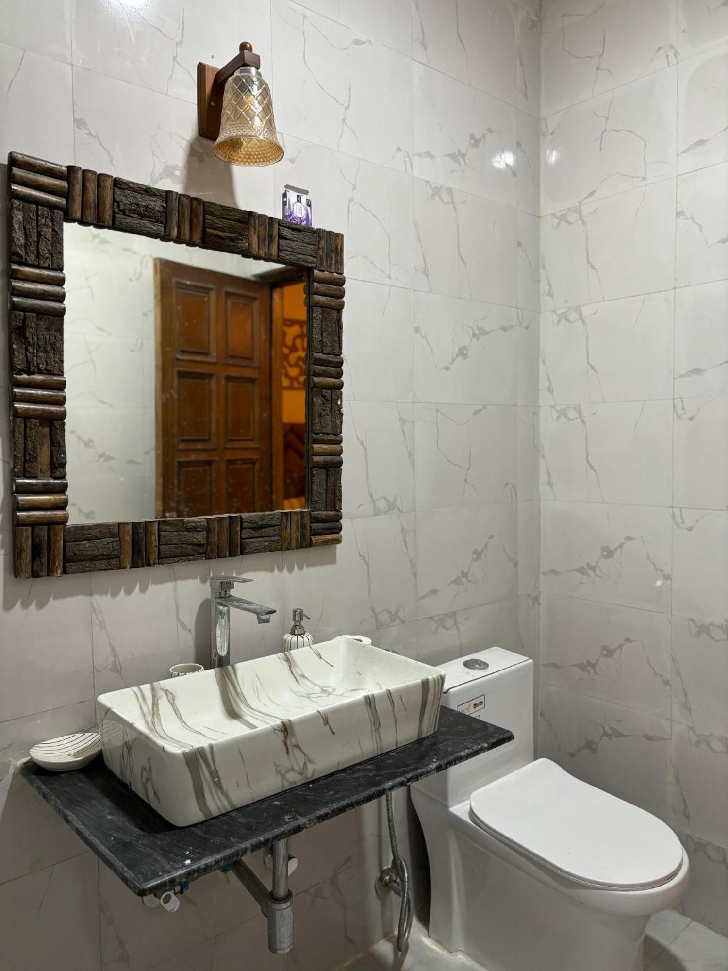 Atharva'S Homestay By Goaround Homes - Nehru Enclave Metro, South Delhi Nuova Delhi Esterno foto